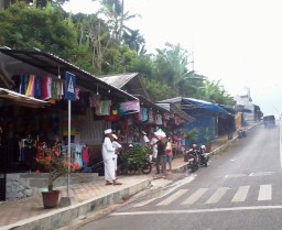 Menyambut Piodalan Pura Senduro, Warga Pasang Stand Jualan